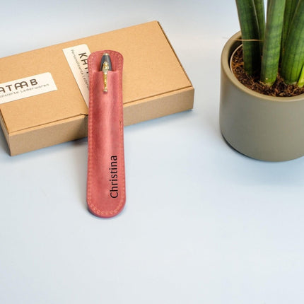 Leder Stifthülle mit Namen Gravur.Größe cir. 17x3,5cm. Lederetui für einen Kugelschreiber mit Gravur. Personalisiertes Stiftetui aus Leder. () kaufen bei Linkreich – Jetzt entdecken!