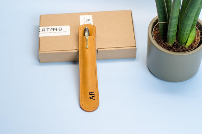 Leder Stifthülle mit Namen Gravur.Größe cir. 17x3,5cm. Lederetui für einen Kugelschreiber mit Gravur. Personalisiertes Stiftetui aus Leder. () kaufen bei Linkreich – Jetzt entdecken!