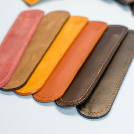 Leder Stifthülle mit Namen Gravur.Größe cir. 17x3,5cm. Personalisiertes Stiftetui aus Leder. Lederetui für einen Kugelschreiber mit Gravur. () kaufen bei Linkreich – Jetzt entdecken!