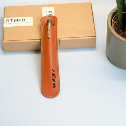 Leder Stifthülle mit Namen Gravur.Größe cir. 17x3,5cm. Personalisiertes Stiftetui aus Leder. Lederetui für einen Kugelschreiber mit Gravur. () kaufen bei Linkreich – Jetzt entdecken!