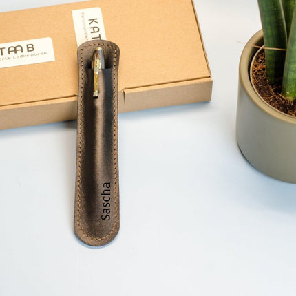 Leder Stifthülle mit Namen Gravur.Größe cir. 17x3,5cm. Personalisiertes Stiftetui aus Leder. Lederetui für einen Kugelschreiber mit Gravur. () kaufen bei Linkreich – Jetzt entdecken!