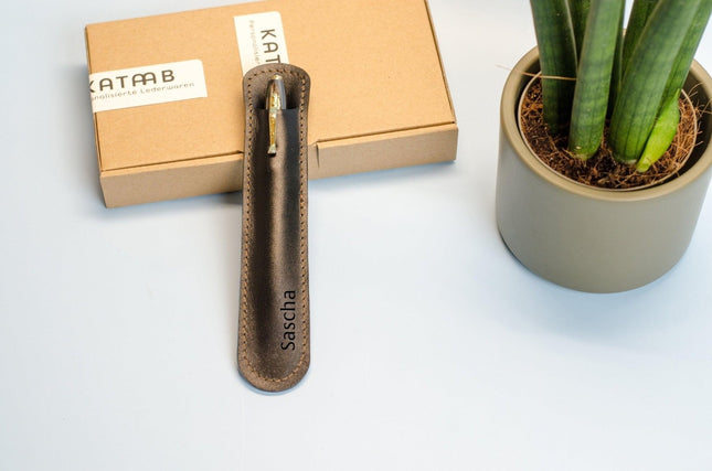 Leder Stifthülle mit Namen Gravur.Größe cir. 17x3,5cm. Personalisiertes Stiftetui aus Leder. Lederetui für einen Kugelschreiber mit Gravur. () kaufen bei Linkreich – Jetzt entdecken!