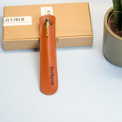 Lederetui für einen Kugelschreiber mit Gravur. Personalisiertes Stiftetui aus Leder. Leder Stifthülle mit Namen Gravur.Größe cir. 17x3,5cm. () kaufen bei Linkreich – Jetzt entdecken!