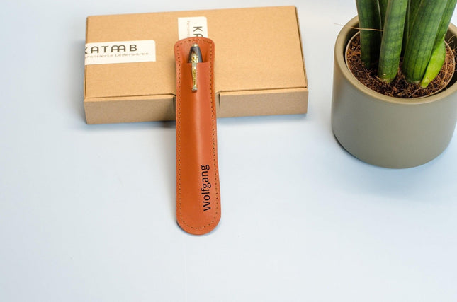 Lederetui für einen Kugelschreiber mit Gravur. Personalisiertes Stiftetui aus Leder. Leder Stifthülle mit Namen Gravur.Größe cir. 17x3,5cm. () kaufen bei Linkreich – Jetzt entdecken!