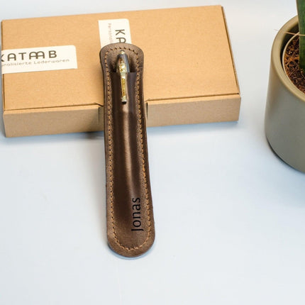 Lederetui für einen Kugelschreiber mit Gravur. Personalisiertes Stiftetui aus Leder. Leder Stifthülle mit Namen Gravur.Größe cir. 17x3,5cm. () kaufen bei Linkreich – Jetzt entdecken!