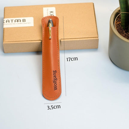 Lederetui für einen Kugelschreiber mit Gravur. Personalisiertes Stiftetui aus Leder. Leder Stifthülle mit Namen Gravur.Größe cir. 17x3,5cm. () kaufen bei Linkreich – Jetzt entdecken!