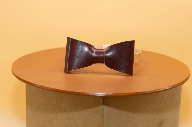 Lederfliege mit Gravur, Hochzeitsfliege, personalisiertes Geschenk, braune Herrenfliege, stilvolle Trauzeugengeschenke () kaufen bei Linkreich – Jetzt entdecken!