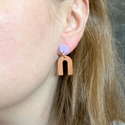 Mini Arch Acryl Ohrringe mit Edelstahlstecker in flieder terracotta