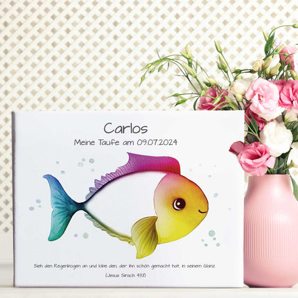 SEO. Leinwand mit Fingerabdrücken - Fisch Motiv als Gästebuch zur Taufe - Regenbogen Linkreich