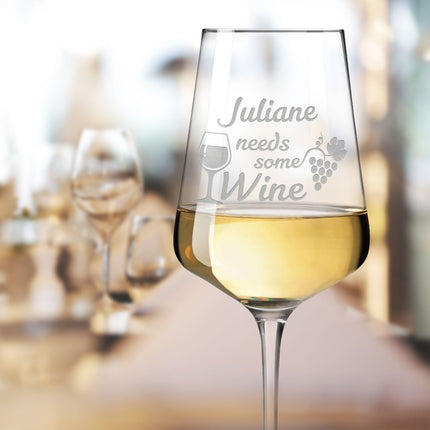 SEO. Leonardo Weinglas mit Gravur "Needs some Wine" mit Namen - Linkreich