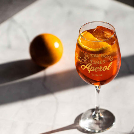 SEO. Leonardo Weinglas mit UV - Druck - "Let the good times Aperol" mit Namen - Daily Linkreich