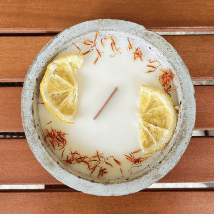 Limitierte Einzelstücke: Outdoor Citronella - Betonkerze „Mugge Schreck“ – Handgemachter Insektenschutz aus dem Südschwarzwald mit Blütenverzierung (Duftkerze) kaufen bei Linkreich – Jetzt entdecken!