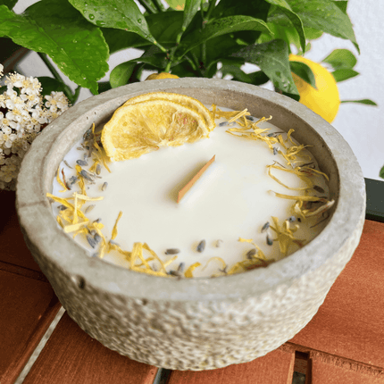 Limitierte Einzelstücke: Outdoor Citronella - Betonkerze „Mugge Schreck“ – Handgemachter Insektenschutz aus dem Südschwarzwald mit Blütenverzierung (Duftkerze) kaufen bei Linkreich – Jetzt entdecken!