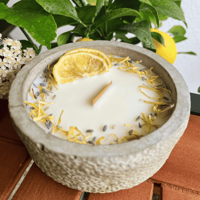 Limitierte Einzelstücke: Outdoor Citronella - Betonkerze „Mugge Schreck“ – Handgemachter Insektenschutz aus dem Südschwarzwald mit Blütenverzierung (Duftkerze) kaufen bei Linkreich – Jetzt entdecken!