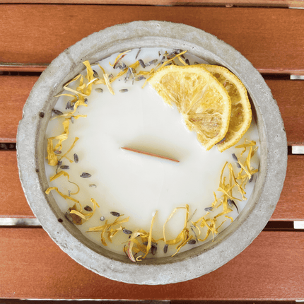 Limitierte Einzelstücke: Outdoor Citronella - Betonkerze „Mugge Schreck“ – Handgemachter Insektenschutz aus dem Südschwarzwald mit Blütenverzierung (Duftkerze) kaufen bei Linkreich – Jetzt entdecken!