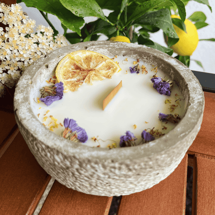 Limitierte Einzelstücke: Outdoor Citronella - Betonkerze „Mugge Schreck“ – Handgemachter Insektenschutz aus dem Südschwarzwald mit Blütenverzierung (Duftkerze) kaufen bei Linkreich – Jetzt entdecken!