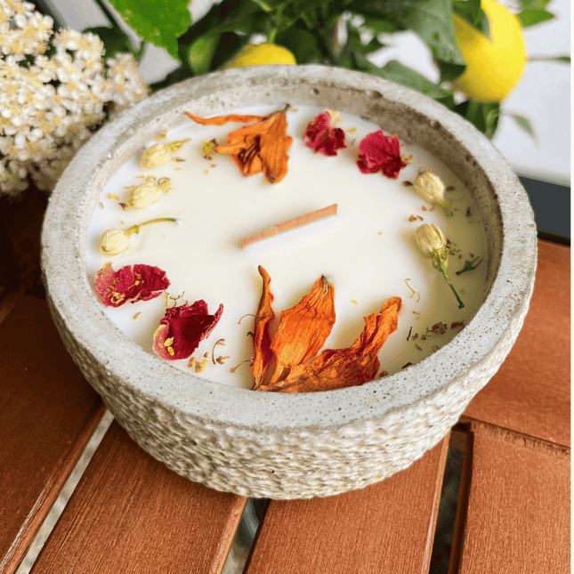 Limitierte Einzelstücke: Outdoor Citronella - Betonkerze „Mugge Schreck“ – Handgemachter Insektenschutz aus dem Südschwarzwald mit Blütenverzierung (Duftkerze) kaufen bei Linkreich – Jetzt entdecken!