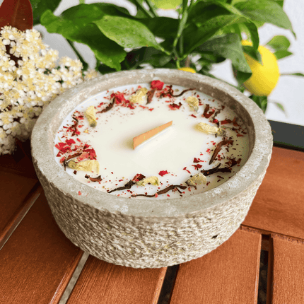 Limitierte Einzelstücke: Outdoor Citronella - Betonkerze „Mugge Schreck“ – Handgemachter Insektenschutz aus dem Südschwarzwald mit Blütenverzierung (Duftkerze) kaufen bei Linkreich – Jetzt entdecken!