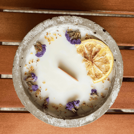 Limitierte Einzelstücke: Outdoor Citronella - Betonkerze „Mugge Schreck“ – Handgemachter Insektenschutz aus dem Südschwarzwald mit Blütenverzierung (Duftkerze) kaufen bei Linkreich – Jetzt entdecken!