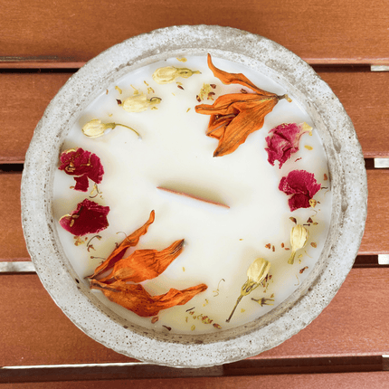 Limitierte Einzelstücke: Outdoor Citronella - Betonkerze „Mugge Schreck“ – Handgemachter Insektenschutz aus dem Südschwarzwald mit Blütenverzierung (Duftkerze) kaufen bei Linkreich – Jetzt entdecken!