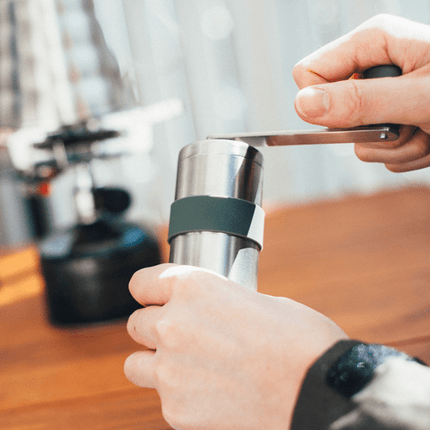 Hario Outdoor V60 Metall-Kaffee-Mühle – Manuelle Hand-Mühle