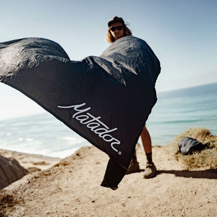 Ultraleichte und wasserabweisende Outdoor-Decke mit Befestigungshaken (160 x 110 cm) von Matador Pocket Blanket 4.0 (black)