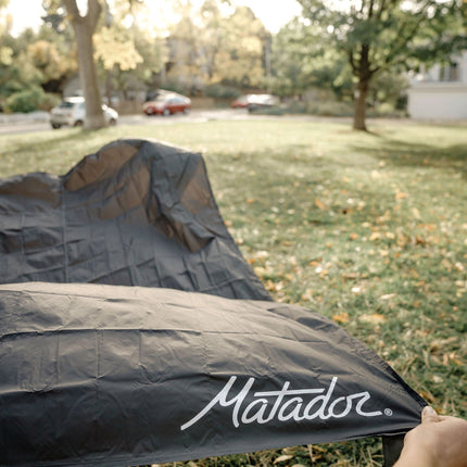 Ultraleichte und wasserabweisende Outdoor-Decke mit Befestigungshaken (160 x 110 cm) von Matador Pocket Blanket 4.0 (black)