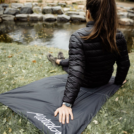 Ultraleichte und wasserabweisende Outdoor-Decke mit Befestigungshaken (160 x 110 cm) von Matador Pocket Blanket 4.0 (black)