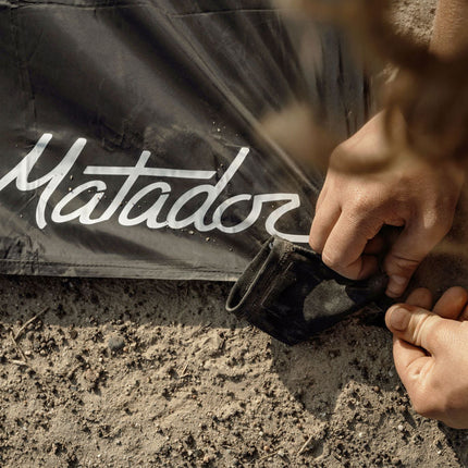 Ultraleichte und wasserabweisende Outdoor-Decke mit Befestigungshaken (160 x 110 cm) von Matador Pocket Blanket 4.0 (black)