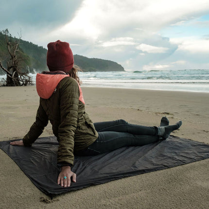 Ultraleichte und wasserabweisende Outdoor-Decke mit Befestigungshaken (160 x 110 cm) von Matador Pocket Blanket 4.0 (black)