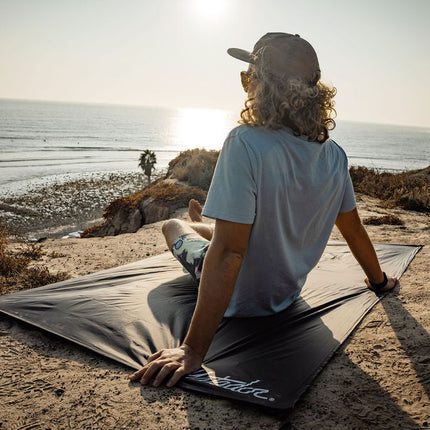 Ultraleichte und wasserabweisende Outdoor-Decke mit Befestigungshaken (160 x 110 cm) von Matador Pocket Blanket 4.0 (black)