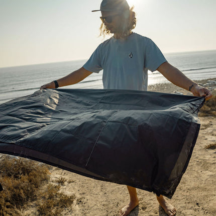 Ultraleichte und wasserabweisende Outdoor-Decke mit Befestigungshaken (160 x 110 cm) von Matador Pocket Blanket 4.0 (black)