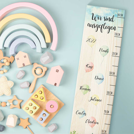 SEO. Messlatte als Abschiedsgeschenk - Ballons - mit Namen der Kinder aus Holz - Linkreich