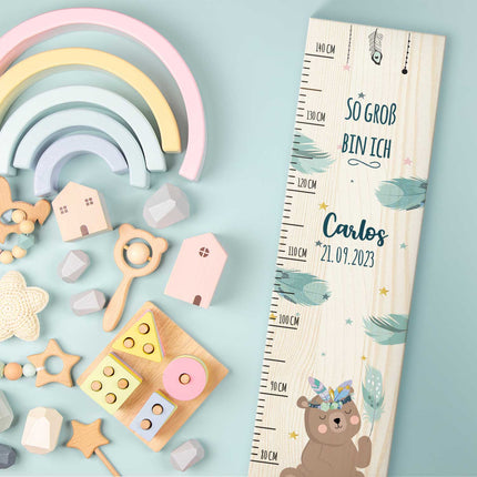 SEO. Messlatte für Kinder mit Namen aus Holz für Kinderzimmer - Teddy Blau Linkreich