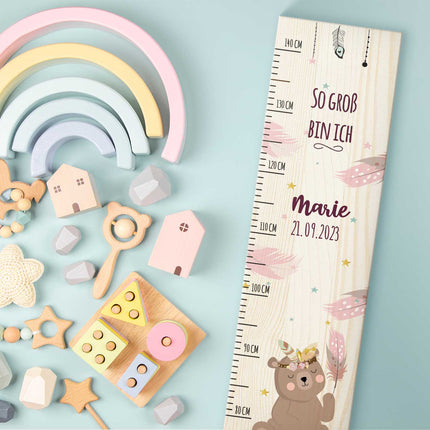 SEO. Messlatte für Kinder mit Namen aus Holz für Kinderzimmer - Teddy Rosa Linkreich