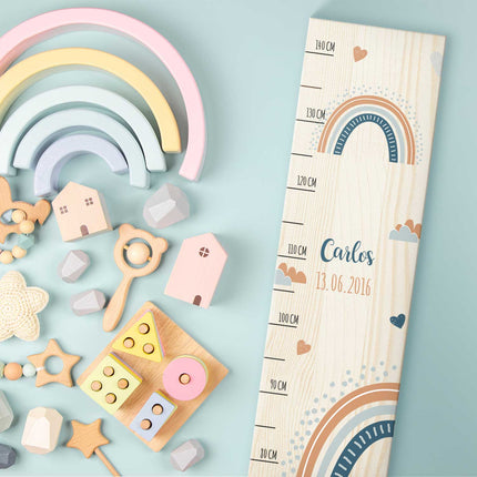 SEO. Messlatte für Kinder mit Namen aus Holz für Kinderzimmer - Regenbogen Blau Linkreich