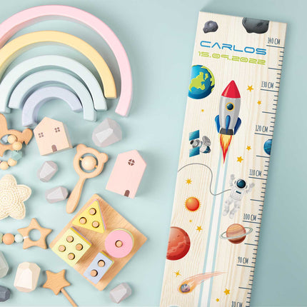 SEO. Messlatte mit Namen für Kinder im Rakete Design - Linkreich