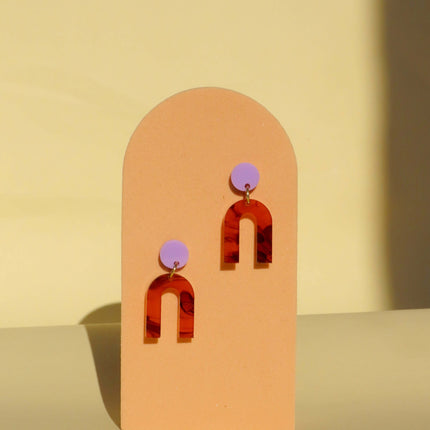 Mini Arch Acryl Ohrringe mit Edelstahlstecker in smoky brown