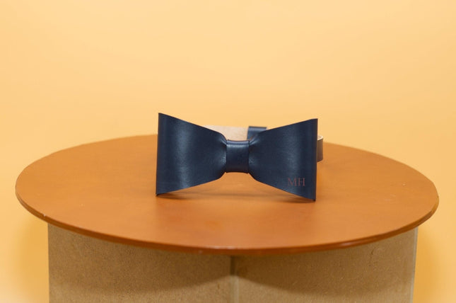 Minimalistische Lederfliege, individuelles Geschenk, Hochzeitsaccessoire, Fliege für den Bräutigam, Trauzeugengeschenk () kaufen bei Linkreich – Jetzt entdecken!