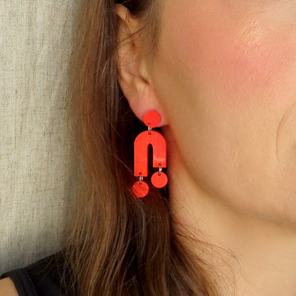 Mismatch Ohrringe aus Acryl in sandfarben