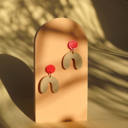 Kleine Arch Bogen Ohrringe in feuerrot beige