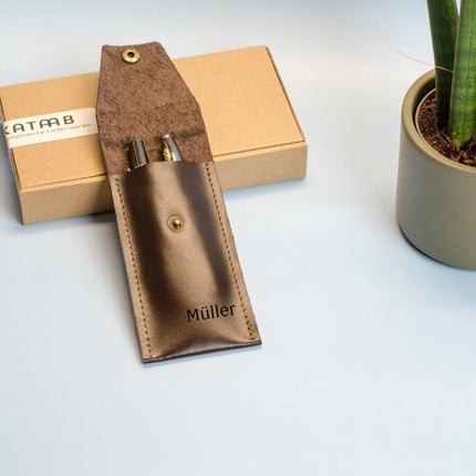 Monogram Stiftetui aus Leder. Größe cir. 15x7cm.Bleistifthalter aus Leder mit Gravur. Personalisiertes Stiftetui aus Leder.Leder Stifthülle. () kaufen bei Linkreich – Jetzt entdecken!