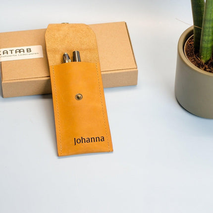 Monogram Stiftetui aus Leder. Größe cir. 15x7cm.Bleistifthalter aus Leder mit Gravur. Personalisiertes Stiftetui aus Leder.Leder Stifthülle. () kaufen bei Linkreich – Jetzt entdecken!