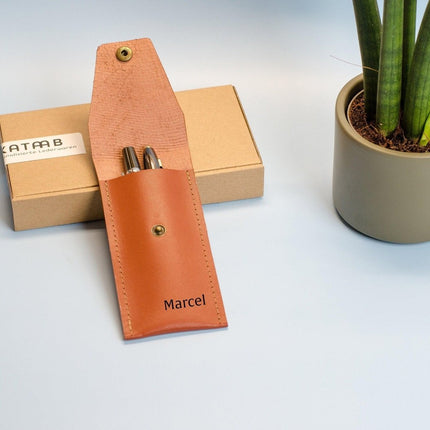 Monogram Stiftetui aus Leder. Größe cir. 15x7cm.Bleistifthalter aus Leder mit Gravur. Personalisiertes Stiftetui aus Leder.Leder Stifthülle. () kaufen bei Linkreich – Jetzt entdecken!