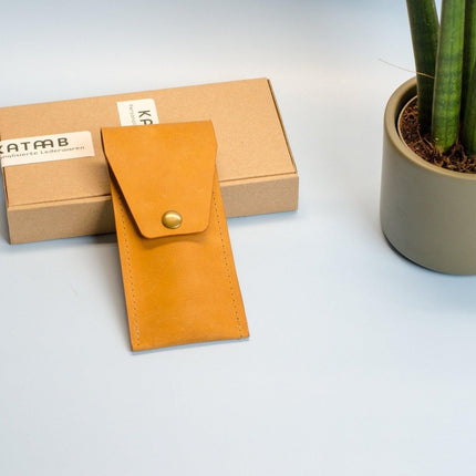 Monogram Stiftetui aus Leder. Größe cir. 15x7cm.Bleistifthalter aus Leder mit Gravur. Personalisiertes Stiftetui aus Leder.Leder Stifthülle. () kaufen bei Linkreich – Jetzt entdecken!