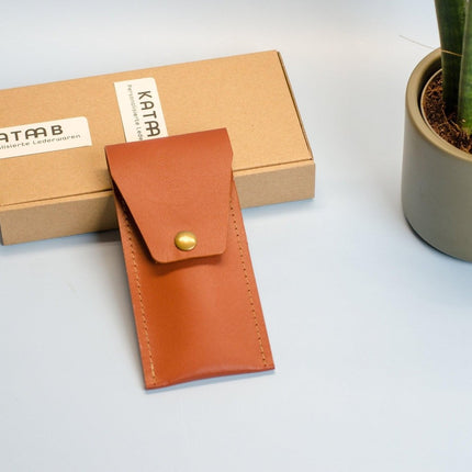 Monogram Stiftetui aus Leder. Größe cir. 15x7cm.Bleistifthalter aus Leder mit Gravur. Personalisiertes Stiftetui aus Leder.Leder Stifthülle. () kaufen bei Linkreich – Jetzt entdecken!