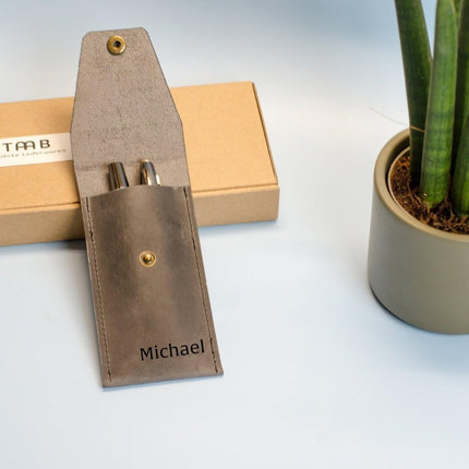 Monogram Stiftetui aus Leder. Größe cir. 15x7cm.Bleistifthalter aus Leder mit Gravur. Personalisiertes Stiftetui aus Leder.Leder Stifthülle. () kaufen bei Linkreich – Jetzt entdecken!