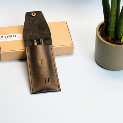 Monogram Stiftetui aus Leder. Größe cir. 15x7cm.Bleistifthalter aus Leder mit Gravur. Personalisiertes Stiftetui aus Leder.Leder Stifthülle. () kaufen bei Linkreich – Jetzt entdecken!