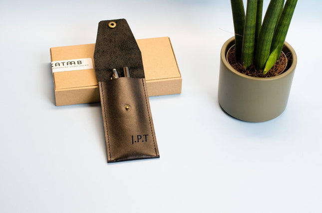 Monogram Stiftetui aus Leder. Größe cir. 15x7cm.Bleistifthalter aus Leder mit Gravur. Personalisiertes Stiftetui aus Leder.Leder Stifthülle. () kaufen bei Linkreich – Jetzt entdecken!