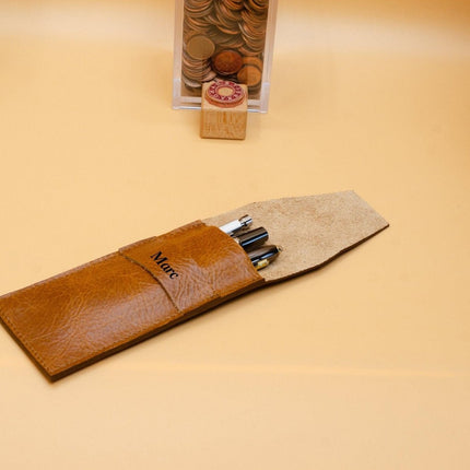 Monogramm - Federtasche. Bleistifthalter aus Leder.Leder Stifthülle. Personalisiertes Stifteetui. Monogram Stifteetui. Gravur Stifteetui. () kaufen bei Linkreich – Jetzt entdecken!